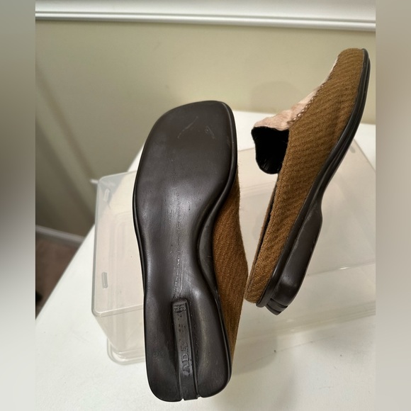 PRADA vintage dark tan wool material with light cream fur like front. - Picture 4 of 4